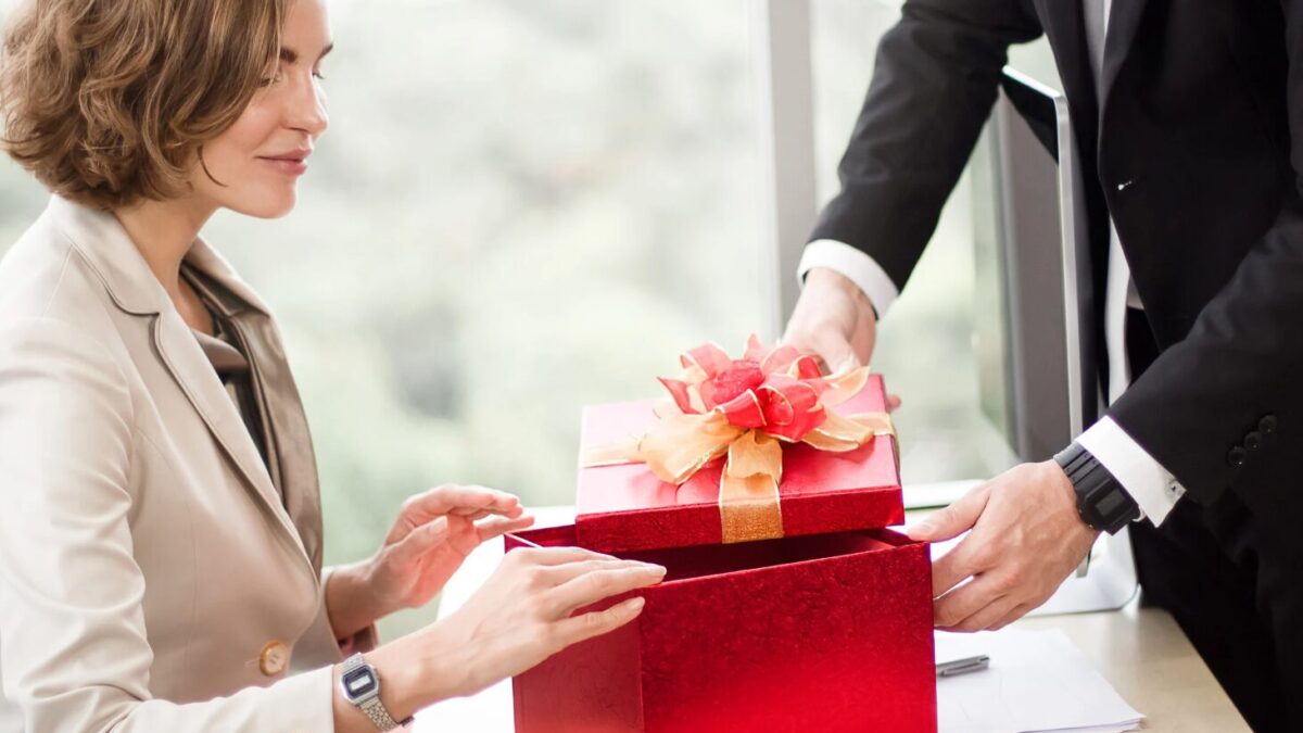 Geschenke an Mitarbeiter über 60 Euro: So versteuern Sie Geschenke richtig und steuergünstig!