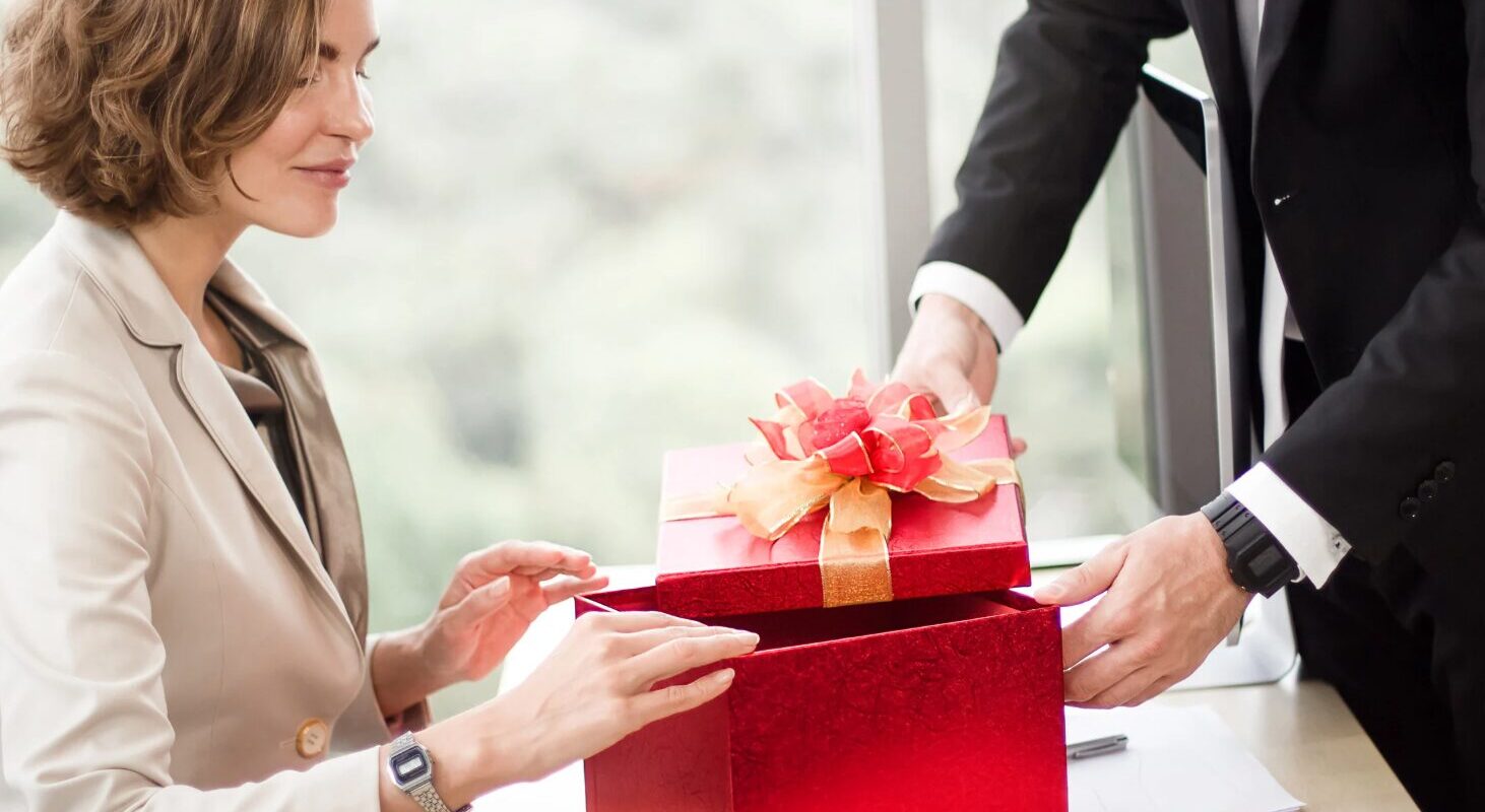 Geschenke an Mitarbeiter über 60 Euro: So versteuern Sie Geschenke richtig und steuergünstig!